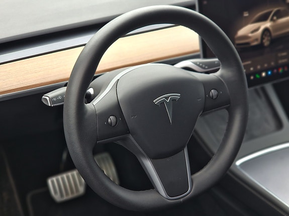 Tesla Model Y 7 of 12