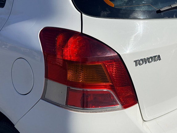 Toyota Yaris 9 of 30
