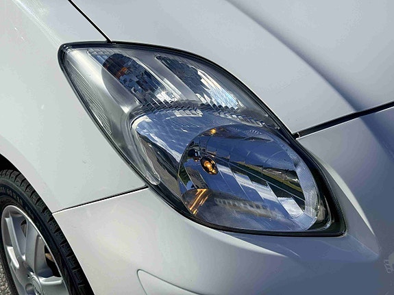 Toyota Yaris 6 of 30