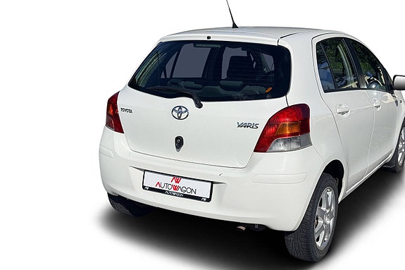 Toyota Yaris 8 of 30