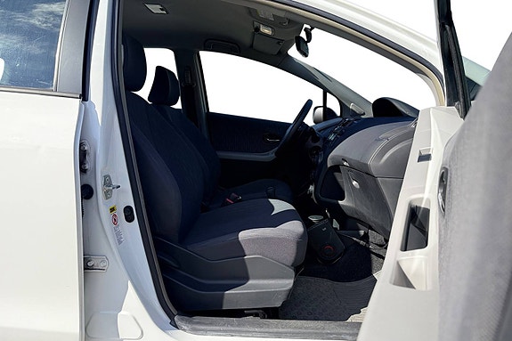 Toyota Yaris 12 of 30