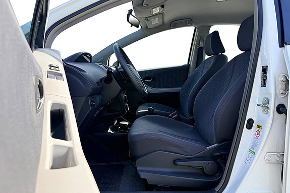 Toyota Yaris 11 of 30