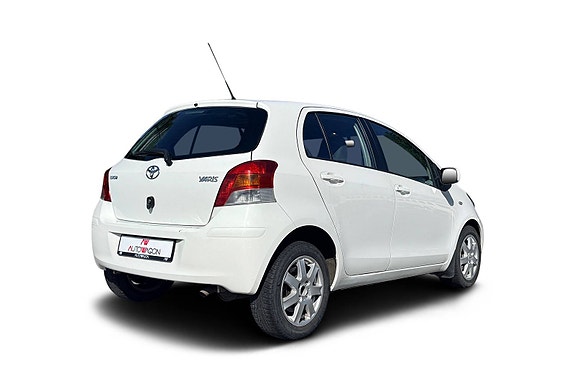 Toyota Yaris 4 of 30