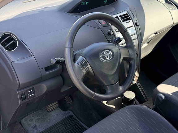 Toyota Yaris 15 of 30