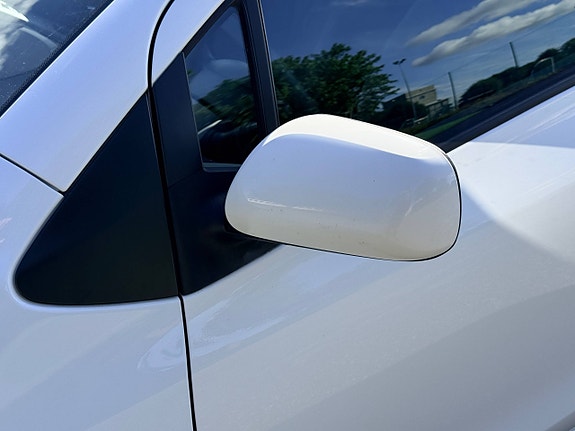 Toyota Yaris 7 of 30