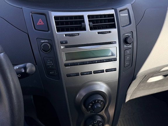 Toyota Yaris 19 of 30