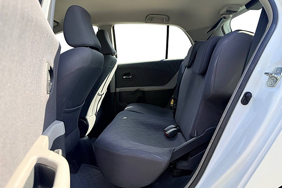 Toyota Yaris 13 of 30