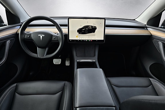 Tesla Model Y 26 of 30
