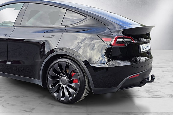 Tesla Model Y 10 of 30
