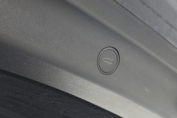 Tesla Model Y 23 of 30