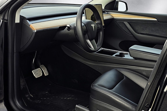 Tesla Model Y 18 of 30