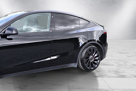 Tesla Model Y 7 of 30