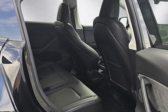 Tesla Model Y 24 of 30