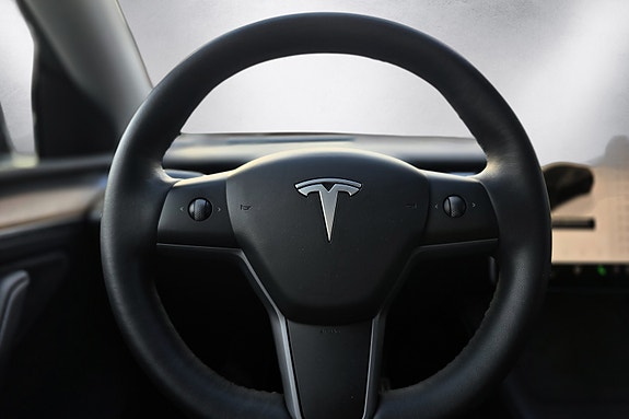 Tesla Model Y 27 of 30