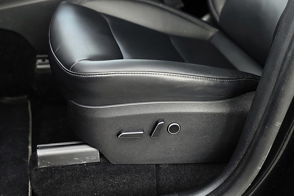Tesla Model Y 19 of 30