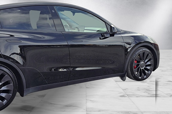 Tesla Model Y 14 of 30