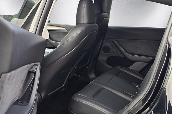 Tesla Model Y 21 of 30