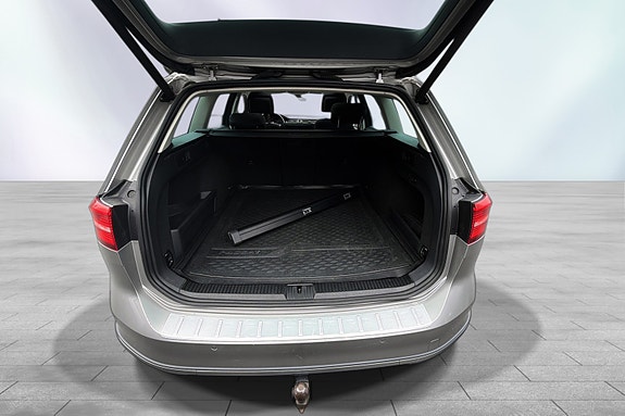 Volkswagen Passat Alltrack 13 of 26