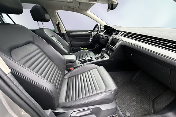 Volkswagen Passat Alltrack 17 of 26