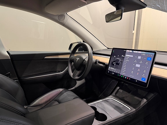 Tesla Model Y 20 of 30