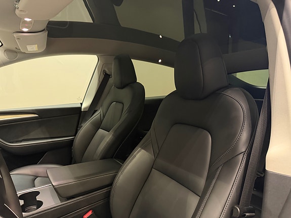 Tesla Model Y 17 of 30