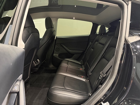Tesla Model Y 22 of 30