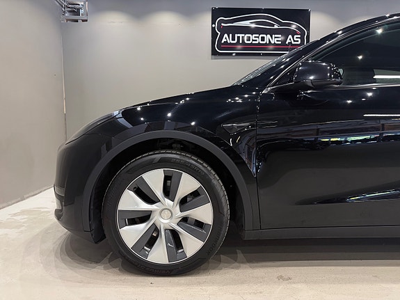 Tesla Model Y 13 of 30