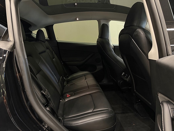 Tesla Model Y 21 of 30