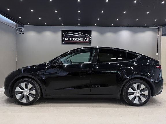 Tesla Model Y 7 of 30