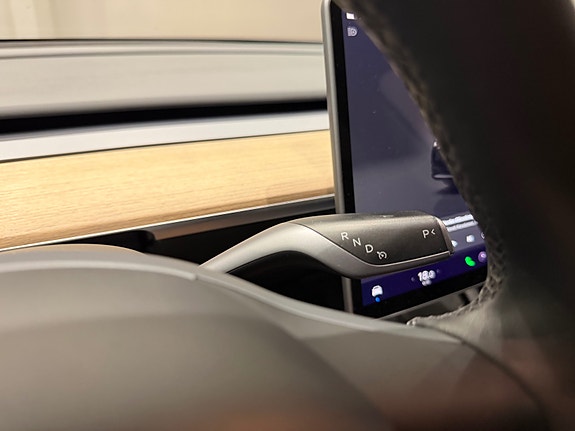 Tesla Model Y 28 of 30
