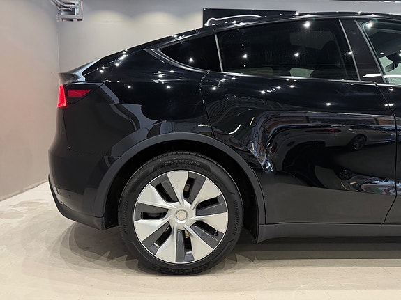 Tesla Model Y 14 of 30
