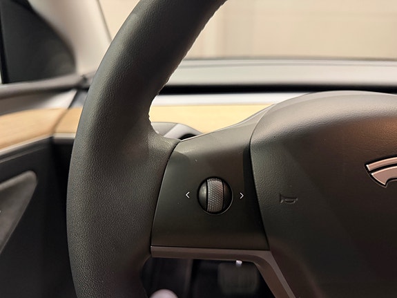 Tesla Model Y 26 of 30