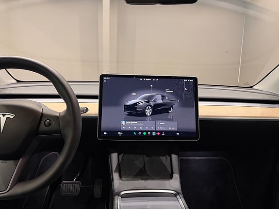 Tesla Model Y 25 of 30