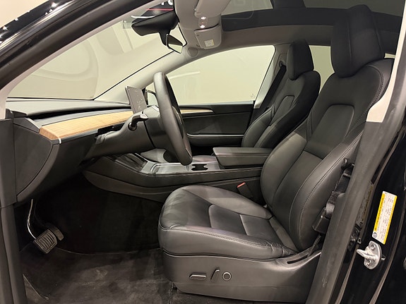 Tesla Model Y 16 of 30