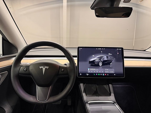 Tesla Model Y 24 of 30