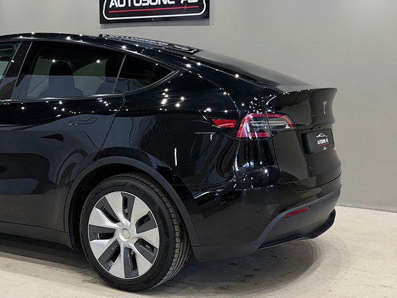 Tesla Model Y 9 of 30