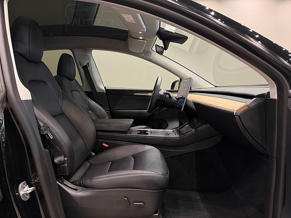 Tesla Model Y 18 of 30