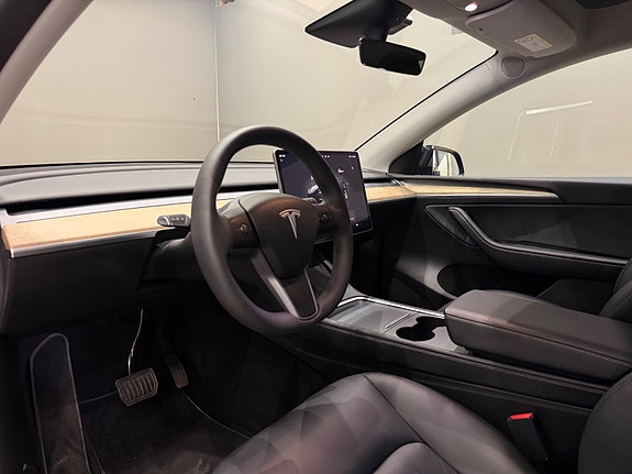 Tesla Model Y 15 of 30