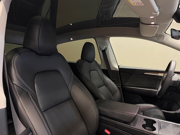 Tesla Model Y 19 of 30