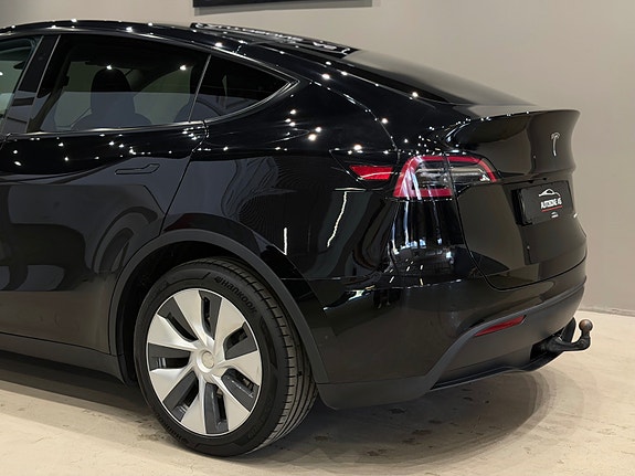 Tesla Model Y 10 of 30