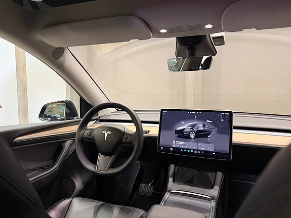 Tesla Model Y 23 of 30