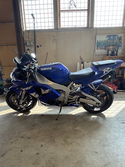 Yamaha YZF-R1 3 of 7