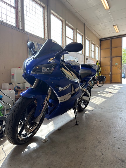 Yamaha YZF-R1 2 of 7