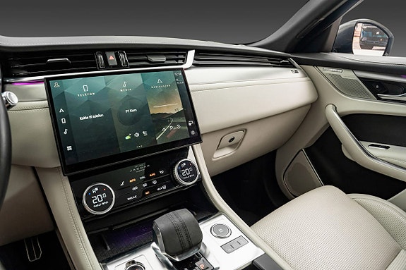 Jaguar F-PACE 17 of 27