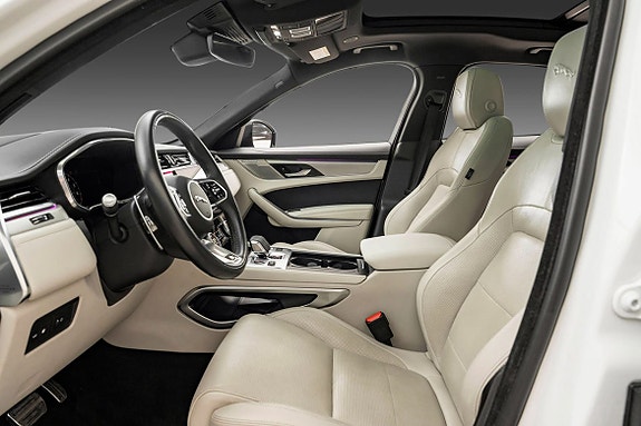Jaguar F-PACE 10 of 27