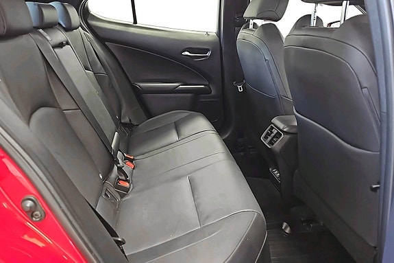 Lexus UX300e 22 of 25