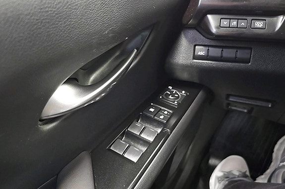 Lexus UX300e 17 of 25