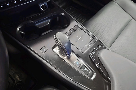 Lexus UX300e 14 of 25