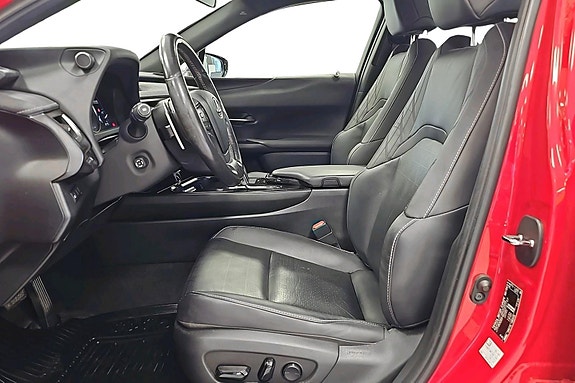 Lexus UX300e 8 of 25