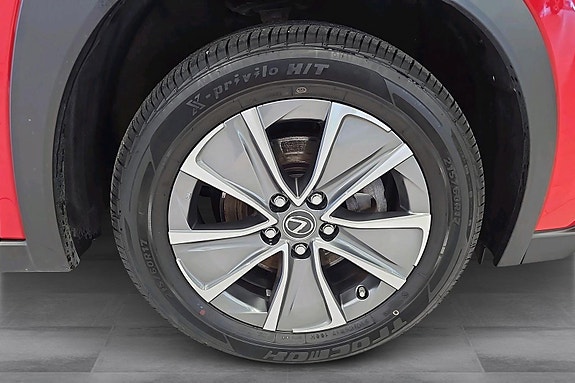 Lexus UX300e 24 of 25